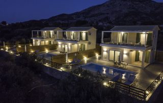 Συγκρότημα ενοικιαζόμενων διώροφων ανεξάρτητων κατοικιών στην ΛΕΥΚΑΔΑ