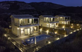 Συγκρότημα ενοικιαζόμενων διώροφων ανεξάρτητων κατοικιών στην ΛΕΥΚΑΔΑ