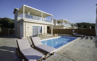 Συγκρότημα ενοικιαζόμενων διώροφων ανεξάρτητων κατοικιών στην ΛΕΥΚΑΔΑ